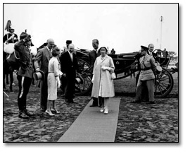 Photographie : La reine et le prince Philip à la compétition Queen's Plate