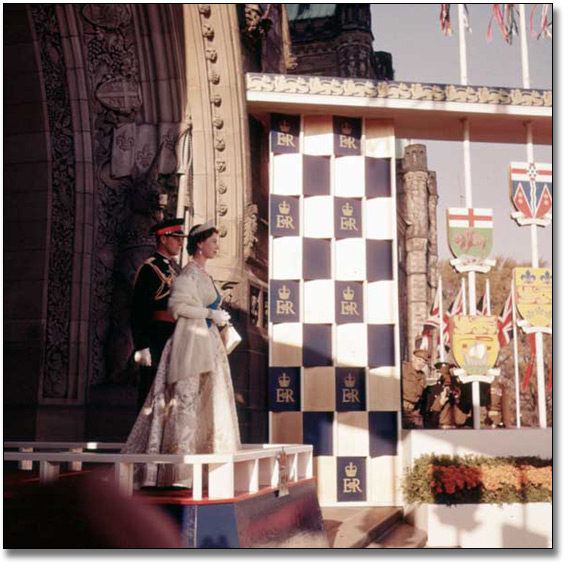 Photographie : La Reine Elizabeth et le prince Philip sur la tribune, édifices du Parlement, Ottawa