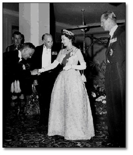 Photographie : La Reine Elizabeth lors d'un dîner donné en son honneur à l'hôtel Royal York, 29 juin 1959