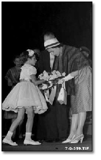 Photographie :  La reine acceptant un bouquet d'une jeune fille de Sarnia, 1959