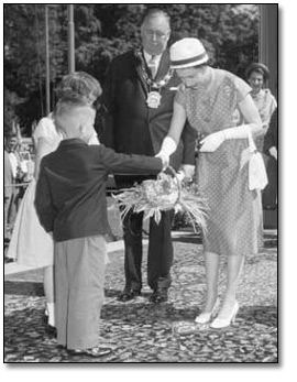 Photographie :  La reine acceptant un bouquet d'un jeune garçon et d'une jeune fille à London, Ontario, 1959