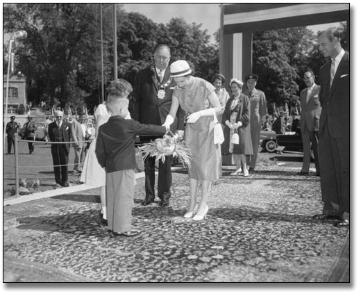 Photographie : La Reine acceptant un bouquet d'un jeune garçon et d'une jeune fille à London, Ontario, 1959
