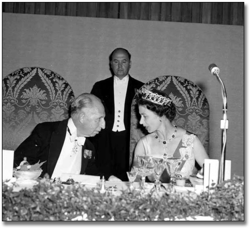 Photographie : Le très honorable John Keiller McKay en compagnie de Sa Majesté la Reine Elizabeth II