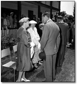 Prince Philip discutant avec 2 femmes à Stoney Creek, 1959