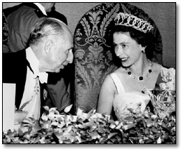 Le très honorable John Keiller McKay en compagnie de Sa Majesté la Reine Elizabeth II (détail)