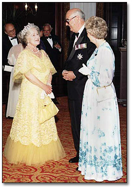 Photographie : Son Altesse royale, la Reine mère lors d'une visite à Toronto, 1981 (détail)