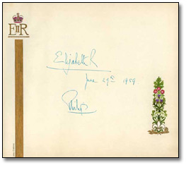 Page du livre d'honneur de John Robarts avec la signature de membres de la famille royale