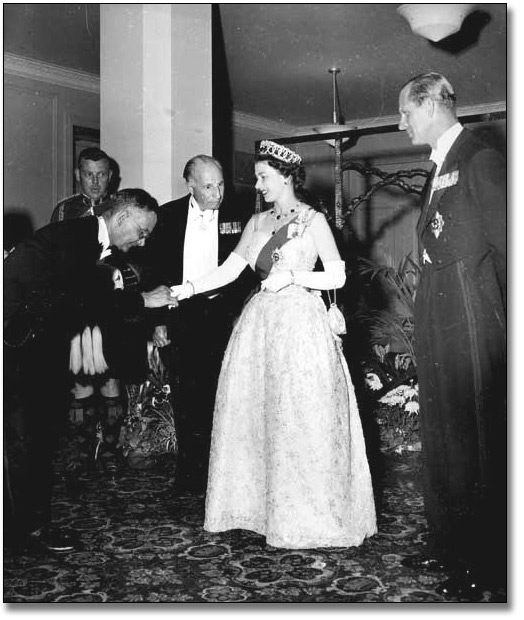 Photographie : La Reine Elizabeth lors d'un dîner donné en son honneur à l'hôtel Royal York, 29 juin 1959