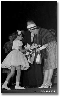 Photographie : La Reine acceptant un bouquet d'une jeune fille de Sarnia, 1959
