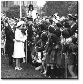 Photographie : Reine Elizabeth et Bill Davis à Queen's Park