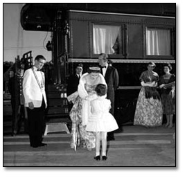 Photographie : La reine acceptant un bouquet d'une jeune fille à Stratford, 1959
