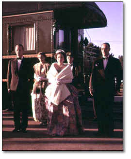 Photographie : La reine devant le train royal à Stratford, 1959
