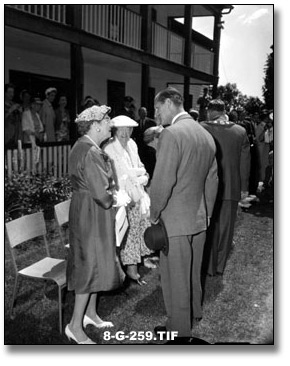 Photographie : Prince Philip discutant avec 2 femmes à Stoney Creek, 1959