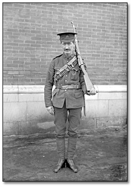 Photographie : Soldat au garde-à-vous, [1914]