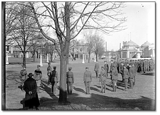 Photographie : Soldats sur les terrains de l’Exposition nationale canadienne, [1914]