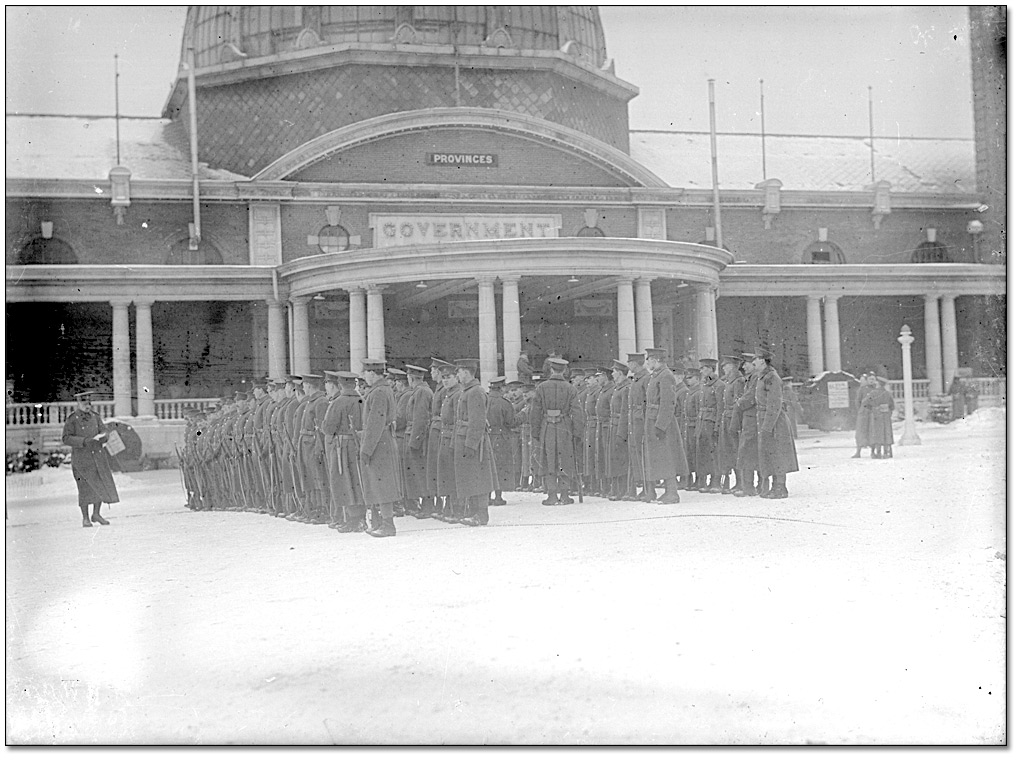 Photographie : Soldats devant l’édifice du gouvernement (Government Building), terrains de l’Exposition nationale canadienne, Toronto