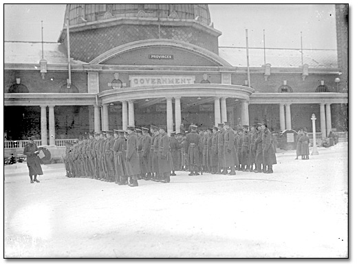 Photographie : Soldats devant l’édifice du gouvernement (Government Building), terrains de l’Exposition nationale canadienne, Toronto