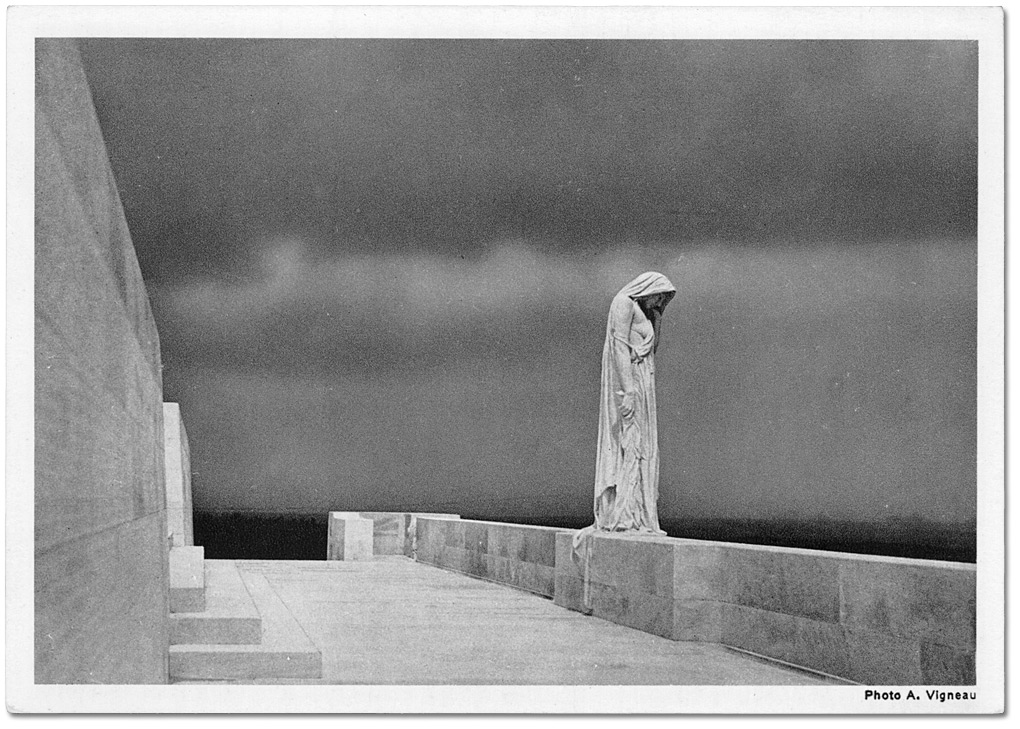 Carte postale: Statue de la femme en pleurs sur le mémorial de Vimy