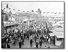 Photographie : Allée centrale de l’Exposition nationale canadienne, [vers 1930]