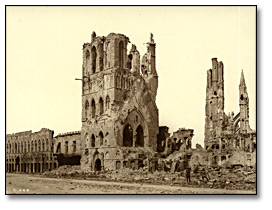 Photographie : Tour de la Halle aux draps, Ypres, [vers 1918]