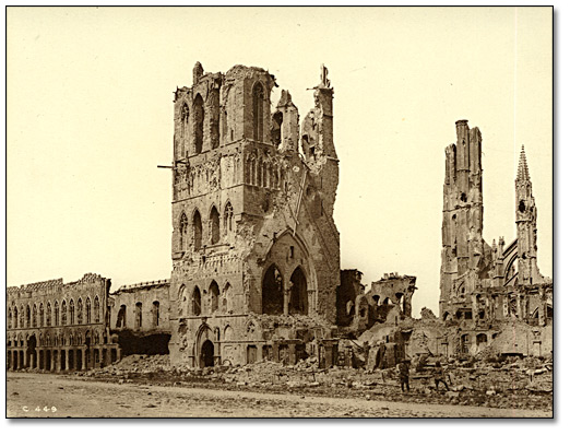 Photographie : Tour de la Halle aux draps, Ypres, [vers 1918] 