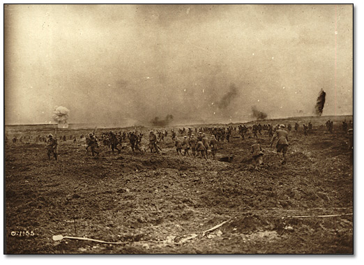 Photographie : La prise de la crête de Vimy. Des soldats allemands évacuent leur tranchées devant l’avance canadienne, 1917