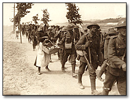Photographie : Des Françaises vendent des oranges à des soldats canadiens de retour au camp, [vers 1918]