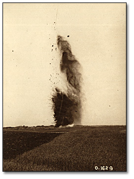Photographie : Explosion d’un obus de mortier de tranchée, [vers 1918]