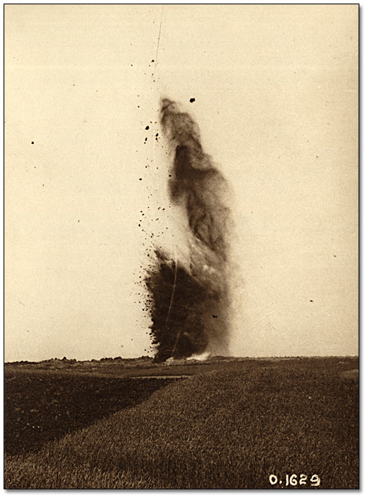 Photographie : Explosion d’un obus de mortier de tranchée, [vers. 1918]