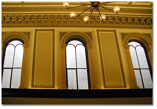 Photographie : Détail de la salle d’audience 4 (appelée anciennement salle du Banc de la Reine), Osgoode Hall, 2006