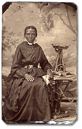 Photo: Femme non identifiée (détail),  [vers 1875] 