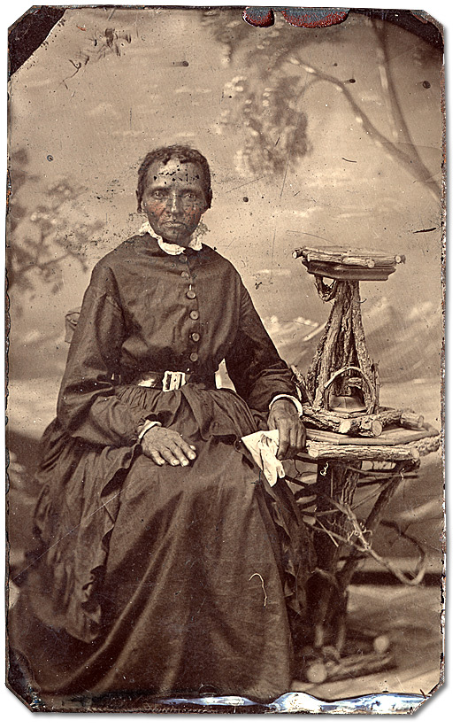Photographie : Femme non identifiée (détail), [vers 1875]