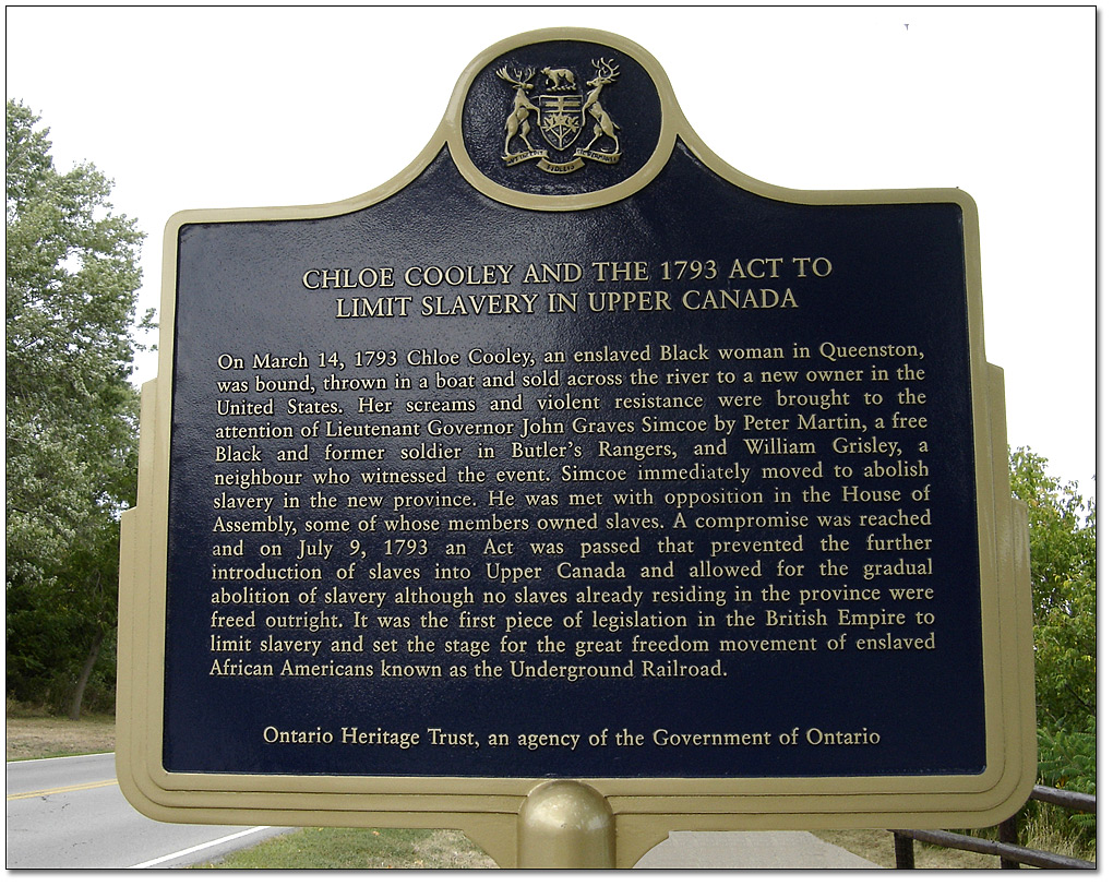 Cette plaque, située le long de la promenade Niagara à Niagara-on-the-Lake marque l’endroit où Chloe Cooley fut forcée à traverser la rivière pour être vendue