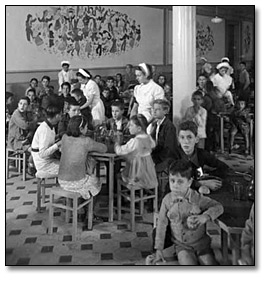 Photographie : Dining Hall with Children evacuated during the Spanish Civil War, [vers 1936-1939]