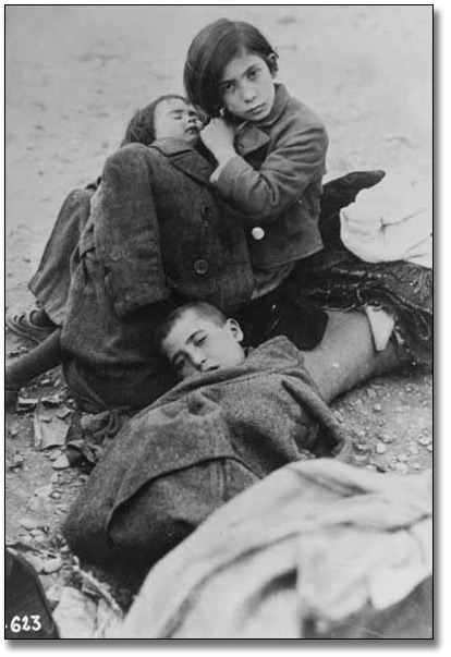 Photograpie : Three unidentified children during the Spanish Civil War, [vers 1936-1939]