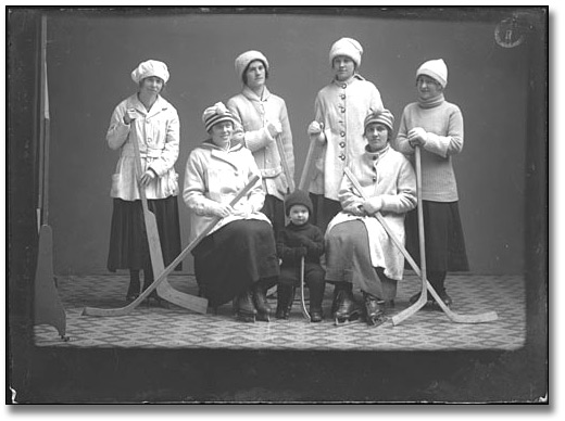 Photo: Women's hockey team, Eastern Ontario, 1919