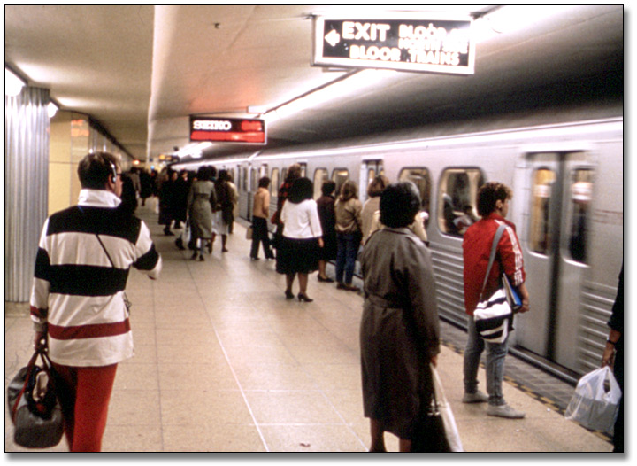 Diapositives couleur : Yonge Bloor Subway Station, novembre 1984