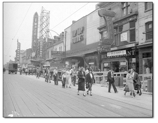 Yonge Street during subway construction underground with view of Chapman Jewellers, Tip Top Tailors, State Grill and other businesses, 24 juin 1950
