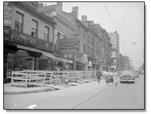 Yonge Street during subway construction underground with view of Daffodil's Tea Shop, Pollock's Shoes, Virginia Dare, Proctor's Diamond Rings, Betty Jane Shoes, Embassy Frocks and other businesses, 24 juin 1950