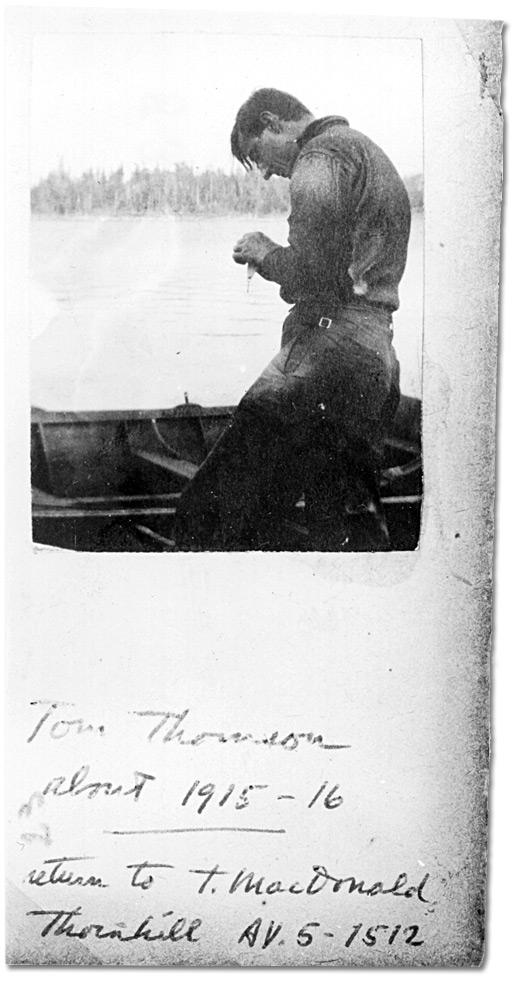 Photographie : Tom Thomson sur le lac Canoe, parc provincial Algonquin, [vers 1916]