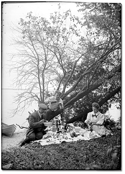 Photographie : Pique-nique sur les bord d’un lac dans l’est de l’Ontario [Kingston], [entre 1898 et 1920]