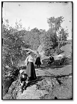 Photographie : Deux hommes et deux femmes sur un promontoire rocheux au lac Charleston, [vers 1919]