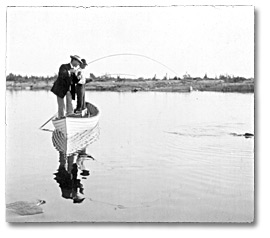 Photographie : Deux pêcheurs dans une barque, [vers 1905]