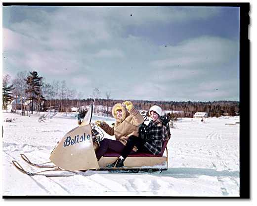 Photographie : Motoneigistes profitant du plein air, 1964