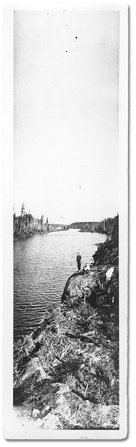 Photographie : Deux hommes sur une falaise de rivière dans la région du lac Nipigon et d’Armstrong, [vers 1915]