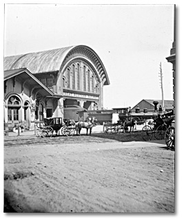 Photographie : La gare du Great Western Railway à l’intersection des rues Front et Yonge à Toronto, 1867
