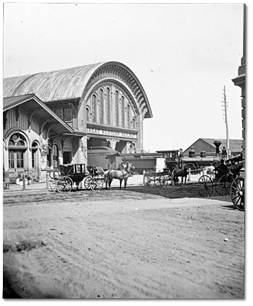 Photographie : La gare du Great Western Railway à l’intersection des rues Front et Yonge à Toronto , 1867