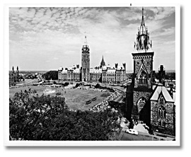 Photographie : Les édifices du Parlement du Canada offrent un décor parfait pour la cérémonie de la relève de la garde devant les visiteurs de la capitale, Ottawa, [197-]