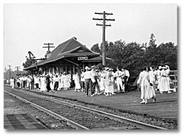 Photographie : Des estivants arrivent à Bala, Muskoka, 1916