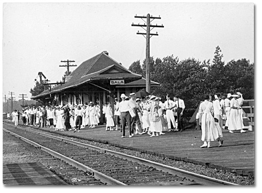 Photo: Summer visitors arrive at Bala, Muskoka, 1916